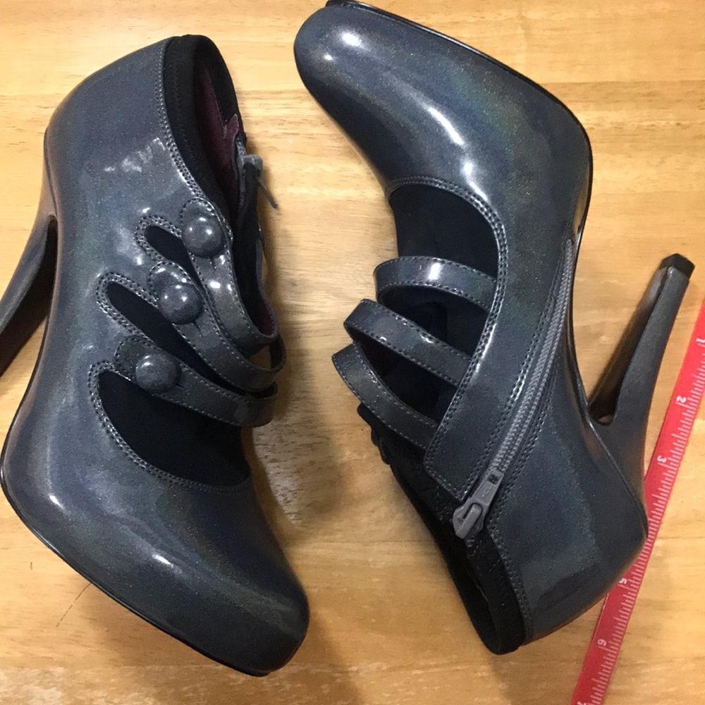 Sexy 4inch heels w/ fake sock lining. Gray/black